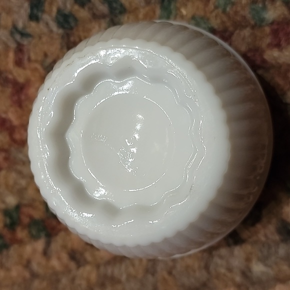 Vintage Avon Milk Glass Vanity Jar, Missing Lid - Picture 3 of 5